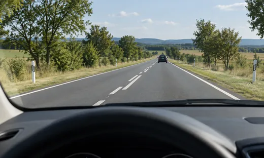 Előzés és sávváltás: a manőverek KRESZ-szabályai és a záróvonal szerepe